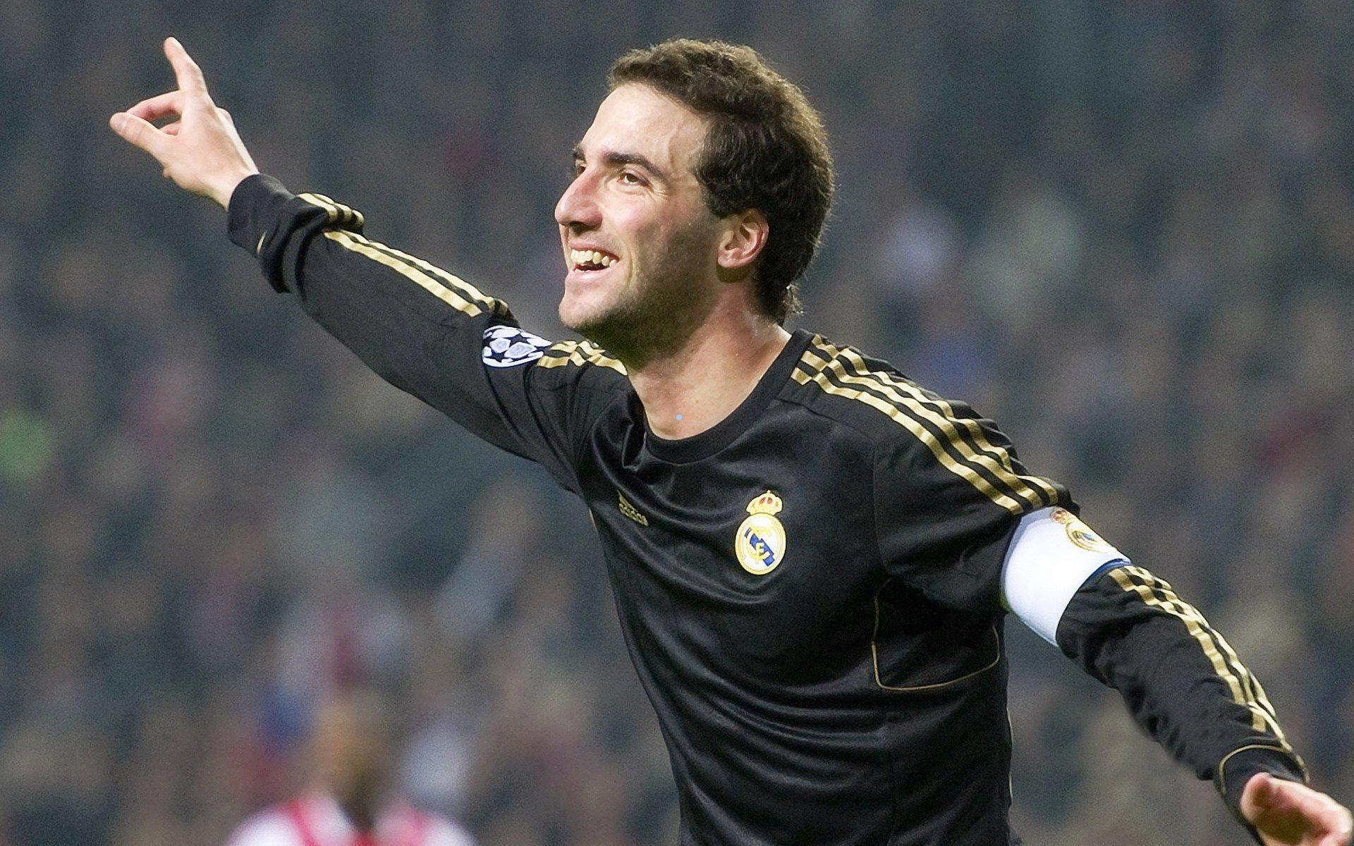 上港夏窗离队第一人浮出水面，31岁中场高薪或成转会关键